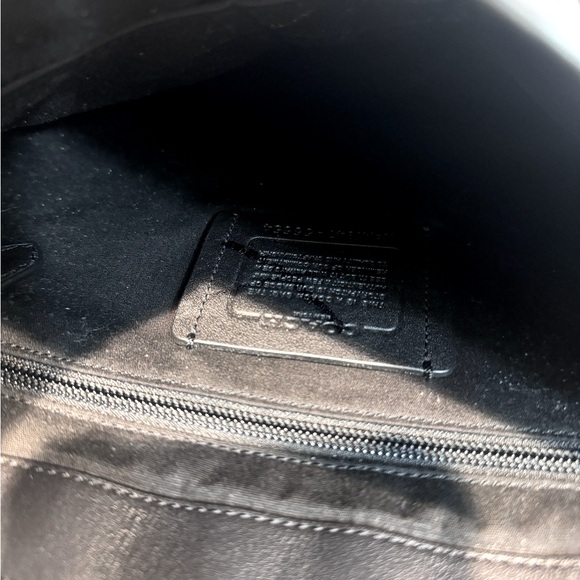 Metropolitan Soft Messenger crossbody In Signature Canvas - Picture 7 of 7